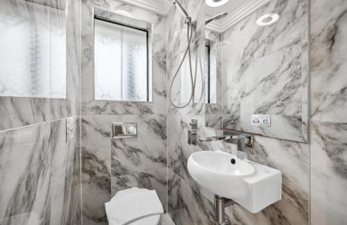Glenfield House | Quaint Double Room - Centrally Located at Glenfield - Shared Bathroom