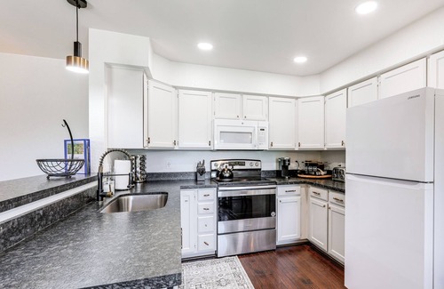 Flagstaff Condo | Quaint Flagstaff Condo w/Balcony ~ 6 Mi to Dtwn!