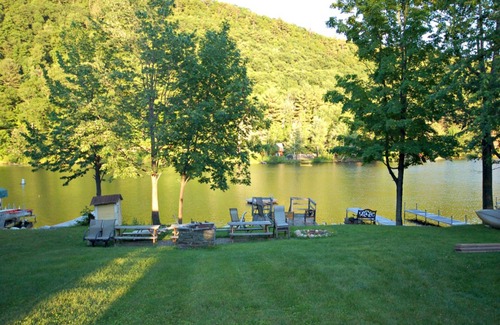 Poultney Cottage | Quaint, friendly cottage with lakefront location & water views