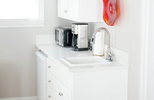 Pemberton Heights Apartment | Quaint garage apartment studio in quiet historic west Austin neighborhood.