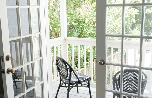 Pemberton Heights Apartment | Quaint garage apartment studio in quiet historic west Austin neighborhood.