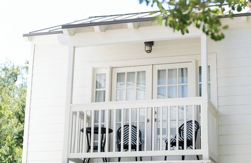 Pemberton Heights Apartment | Quaint garage apartment studio in quiet historic west Austin neighborhood.