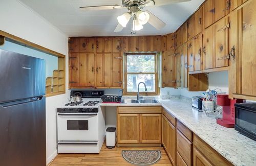 Hudson Lake House | Quaint Grams Lake Cottage: Pets Welcome!