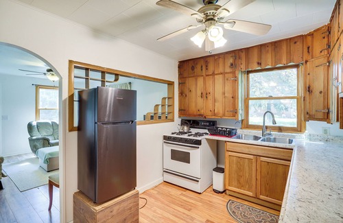 Hudson Lake House | Quaint Grams Lake Cottage: Pets Welcome!