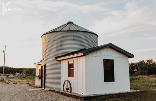 Bancroft Cabin | Quaint handicap accessible cabin- Perfect for a cozy getaway