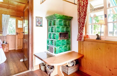 Pahl House | Quaint holiday home with fireplace and terrace