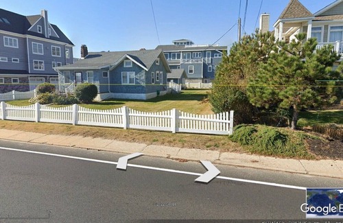 Sea Bright House | Quaint Home with Beach Access and NYC views