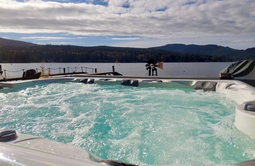 Bellingham House | Quaint Lakefront Cottage w/Hot tub In Bellingham