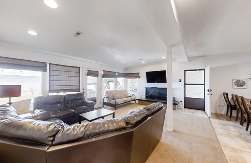Laketown House | Quaint lakefront home with serene views and private beach access