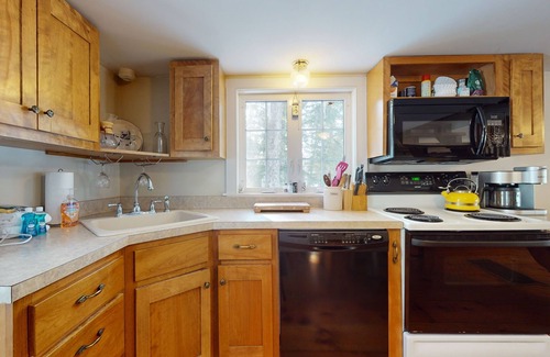 Ludlow House | Quaint lakefront home with a fire pit and beautiful views