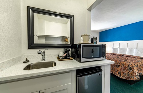 Everglades City Hotel | Quaint, Lakeside King Hotel Room with Kitchenette and Balcony