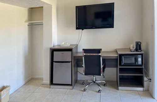 Everglades City Hotel | Quaint, Lakeside Queen Hotel Room