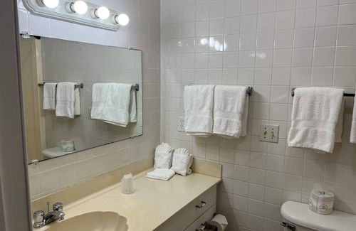 Everglades City Hotel | Quaint, Lakeside Queen Hotel Room