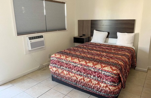 Everglades City Hotel | Quaint, Lakeside Queen Hotel Room