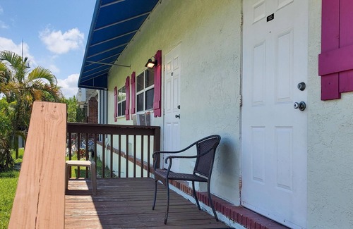 Everglades City Hotel | Quaint, Lakeside Queen Hotel Room