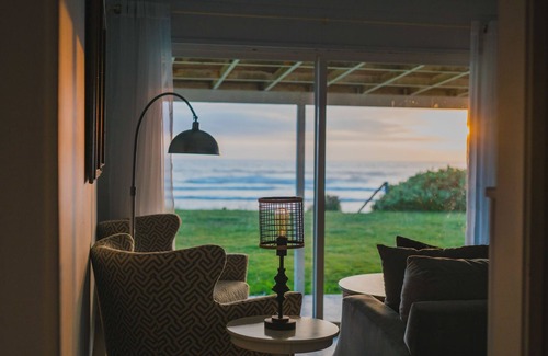 Waldport House | Quaint Ocean Front on Miles of Sandy Beach! Dog Friendly!