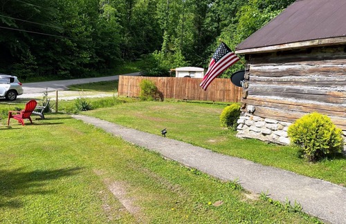 Stanton Cabin | Quaint old fashioned cabin, Loft, Grill, Fire Pit!
