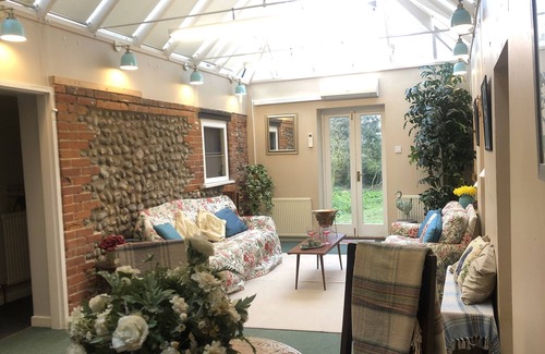 West Runton Apartment | Quaint & Quirky 2 Bedroom Garden Annex, 10 minute walk to beach and Sheringham.