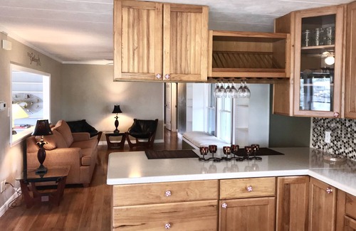 Tavares House | Quaint Relaxing Lakeside Retreat on Chain of Lakes