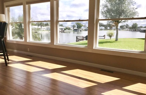 Tavares House | Quaint Relaxing Lakeside Retreat on Chain of Lakes