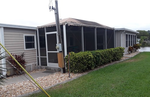 Tavares House | Quaint Relaxing Lakeside Retreat on Chain of Lakes