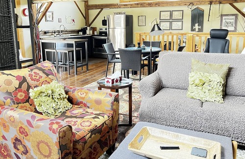 Guelph/Eramosa House | Quaint, Rustic 1870's Renovated Farm Shed