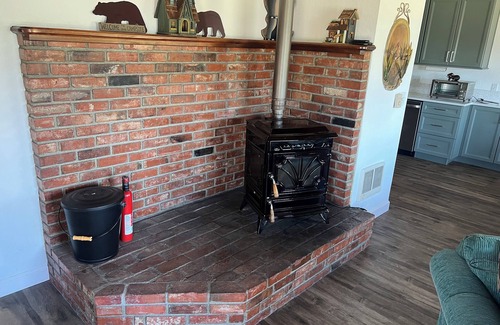 Cascade House | Quaint, Rustic Charm Lake house with WiFi in Cascade.
