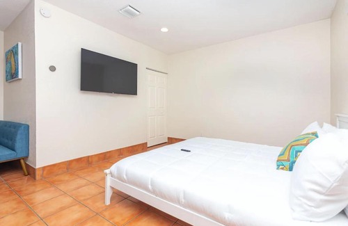 Lantana Apartment | Quaint Studio Minutes From The Ocean & Shopping