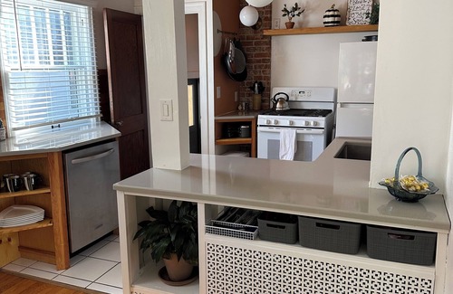 Central - Terry House | Quaint sunny cottage that rests in the historical neighborhood of Billings