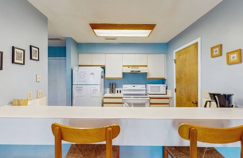 Isle of Palms Villa | Quaint top floor lagoon view condo w/community pool access - walk to the beach