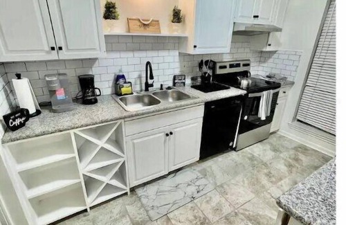 Houston House | Quaint Upscale 2BR Townhouse in the Galleria area