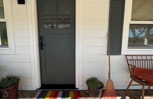 Oak Knoll Cottage | Quaint vineyard cottage on Dry Creek.