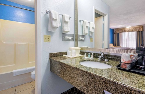 Indian Beach Sapphire Shores Hotel | Quality Inn Sarasota North Near Lido Key Beach