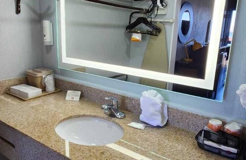 Pensacola Hotel | Quality Inn & Suites Gulf Breeze Bayside near Pensacola Beach