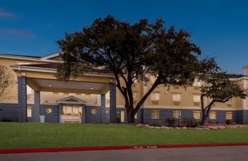 Hollywood Park Hotel | Quality Inn & Suites San Antonio Airport - Red Oak