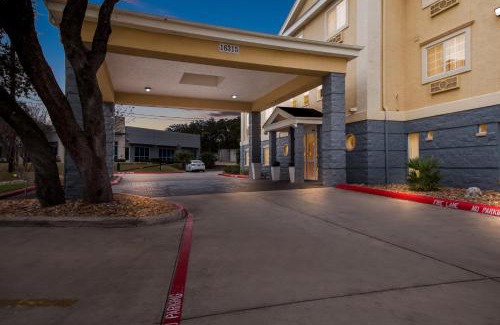 Hollywood Park Hotel | Quality Inn & Suites San Antonio Airport - Red Oak