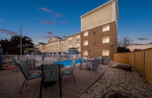 Hollywood Park Hotel | Quality Inn & Suites San Antonio Airport - Red Oak