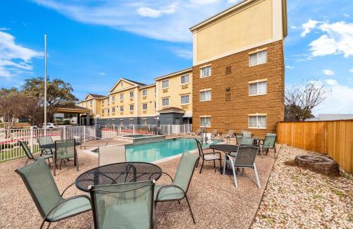 Hollywood Park Hotel | Quality Inn & Suites San Antonio Airport - Red Oak