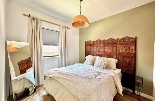 Redmond House | Quant Tiny Home in Downtown Redmond, Hot Tub, Private Fenced Yard, Dog Ok