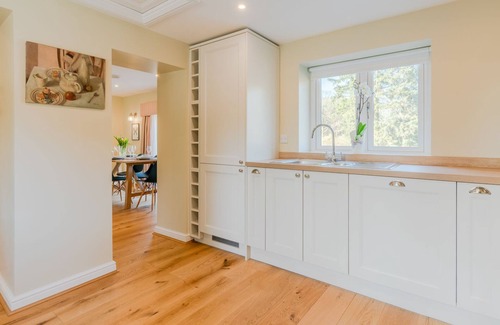 Lydney Cottage | Quarry Lodge, Lydney - sleeps 6 guests in 3 bedrooms