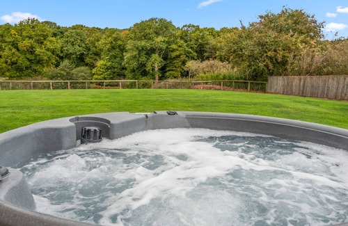 Lydney Cottage | Quarry Lodge, Lydney - sleeps 6 guests in 3 bedrooms