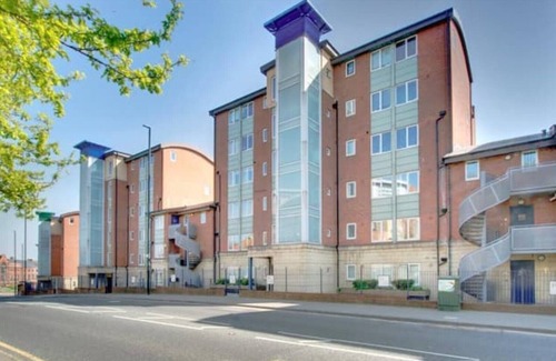 Newcastle-upon-Tyne Apartment | Quayside apartment with riverside views & parking