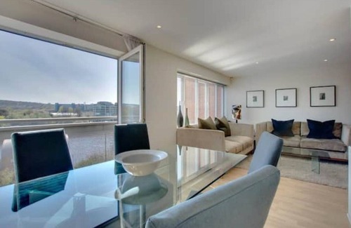 Newcastle-upon-Tyne Apartment | Quayside apartment with riverside views & parking