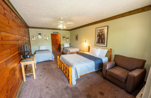 Buchanan House | Queen and 2 Twin Beds Room
