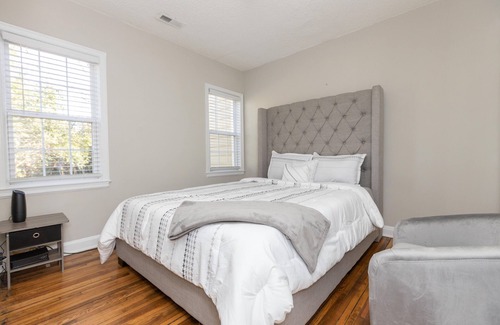 Villa Heights House | Queen City Cozy Red Door Bungalow. Located in NoDa & 1 mile to Uptown Charlotte