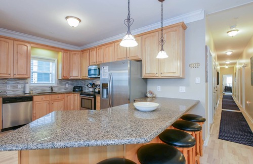 North End Condo | Queen of Wesley, 1st flr, Between Boards/beach & downtown, 6+ Bedrms, Sleeps 18+