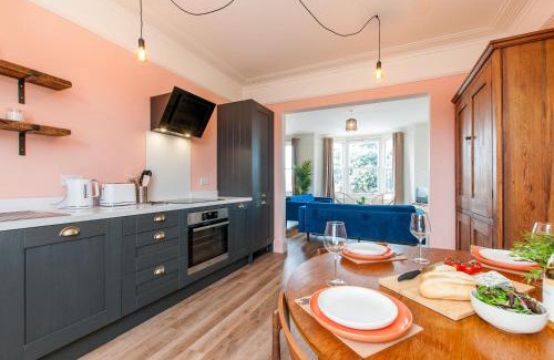 Margate Apartment | Queen Palm Apartment - Margate - 3 mins walk to beach