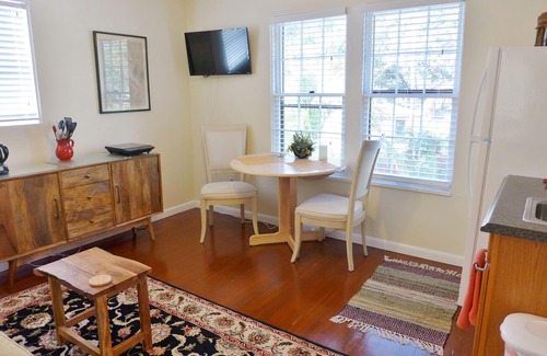 Altamont Manor Apartment | QUEEN PALM APT~ 2ND FLR APT~PRETTY, CLEAN. GREAT LOCATION!
