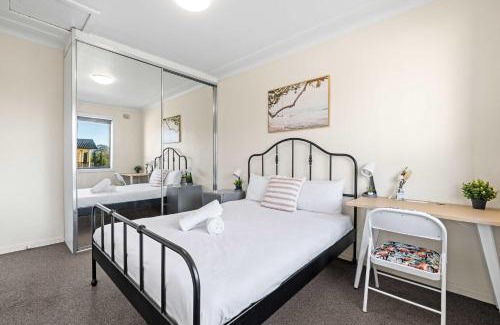 Auburn House | Queen Room in Auburn - Central Stay with Convenience - Shared Bathroom