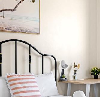 Auburn House | Queen Room in Auburn - Central Stay with Convenience - Shared Bathroom